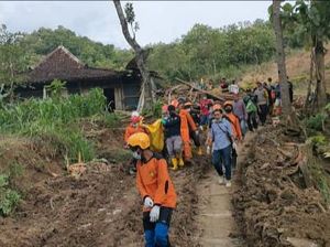 Ibu-Anak Korban Longsor di Semin Gunungkidul Ditemukan Meninggal Ibu-Anak Korban Longsor di Semin Gunungkidul Ditemukan Meninggal