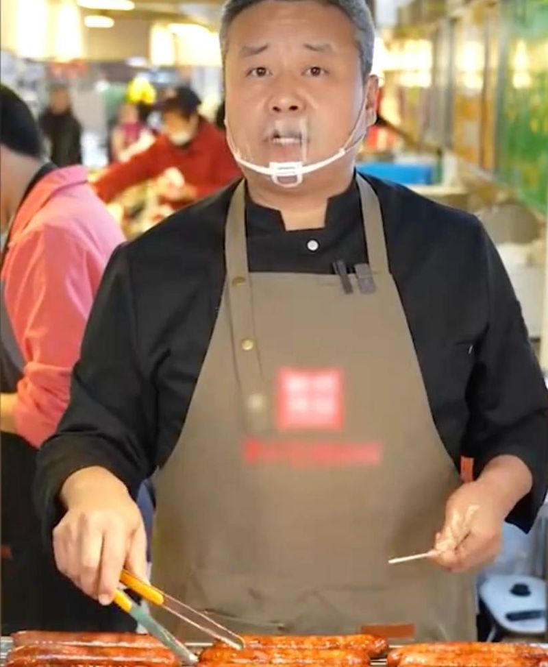 Mantan bos restoran banting stir jualan sosis panggang kaki lima