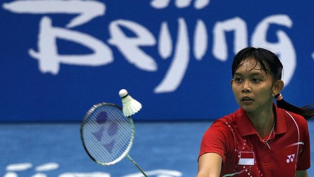 Maria Kristin Yulianti of Indonesia plays a shot against Juliane Schenk of Germany during the women's singles first round badminton match at the 2008 Beijing Olympic Games, held in the Beijing University Gymnasium on August 09, 2008  Yulianti won the match 18-21, 21-13, 22-20.     AFP PHOTO / Indranil MUKHERJEE (Photo by INDRANIL MUKHERJEE / AFP)