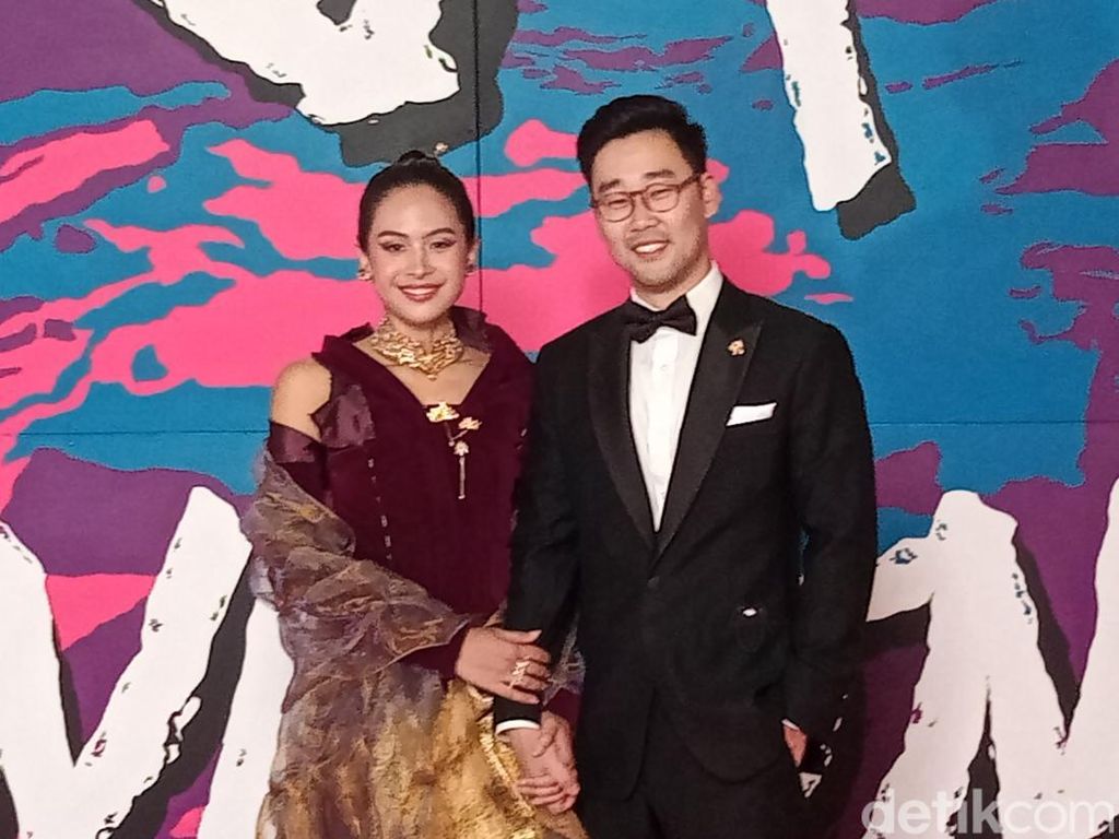 Maudy Ayunda Tampil Serasi dengan Suami di Red Carpet FFI 2022 Maudy Ayunda Tampil Serasi dengan Suami di Red Carpet FFI 2022