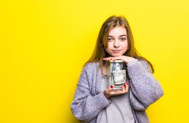 Memberi pinjaman bukanlah kewajiban/ foto: Freepik/ diana_grytsku Perempuan memegang uang