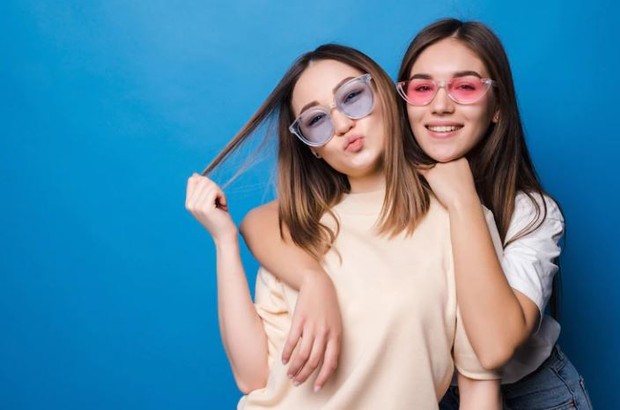 Meminjamkan uang/ foto: Freepik/ diana_grytsku 2 orang perempuan tersenyum