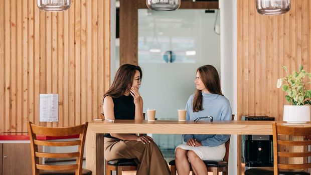 Cara menjaga kesehatan mental sebagai introvert ialah dengan mencoba untuk saling terhubung dengan introvert lainnya.