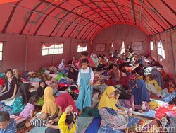 Kala Mata Korban Gempa Cianjur Terjaga di Tenda Pengungsian