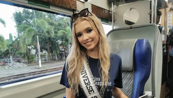 Foto: Miss Universe Swiss 2022 Naik Kereta Api ke Yogyakarta