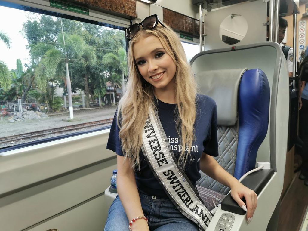 Cantiknya Miss Universe Swiss 2022 Naik Kereta Api ke Yogyakarta
