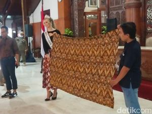 Miss Universe Swiss-Perajin Lelang Batik Tulungagung untuk Korban Gempa Cianjur Miss Universe Swiss-Perajin Lelang Batik Tulungagung untuk Korban Gempa Cianjur