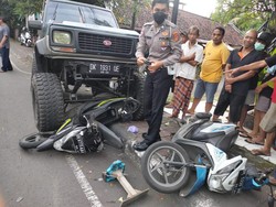 Mobil Seruduk Motor di Klungkung, 4 Orang Terkapar