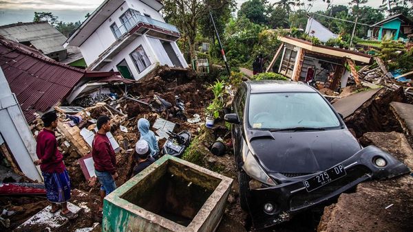 Mobil-Motor Ringsek Akibat Gempa di Cianjur