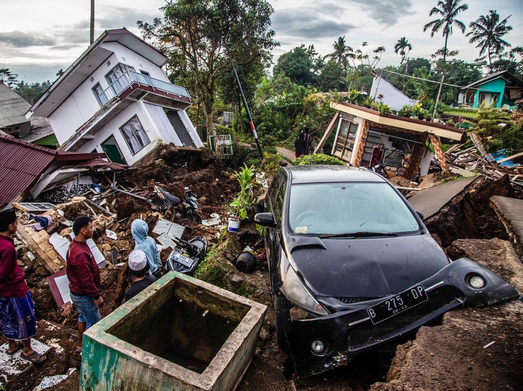 Mobil-Motor Ringsek Akibat Gempa di Cianjur Mobil-Motor Ringsek Akibat Gempa di Cianjur