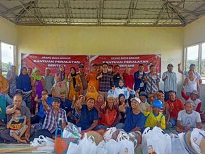 Milenial Pendukung Ganjar Serahkan Bantuan Alat Pertanian di Sumut