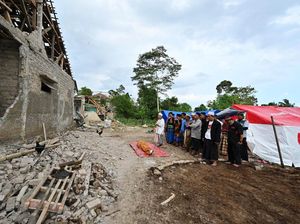 Momen Salat Jenazah di Tengah Reruntuhan Gempa Cianjur