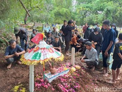 Tangis Histeris Iringi Pemakaman Korban Bus Maut Gunung Pegat Wonogiri