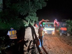 PUPR Kirim 12 Alat Berat Tangkal Longsor Cianjur, Jalan Sudah Bisa DItembus