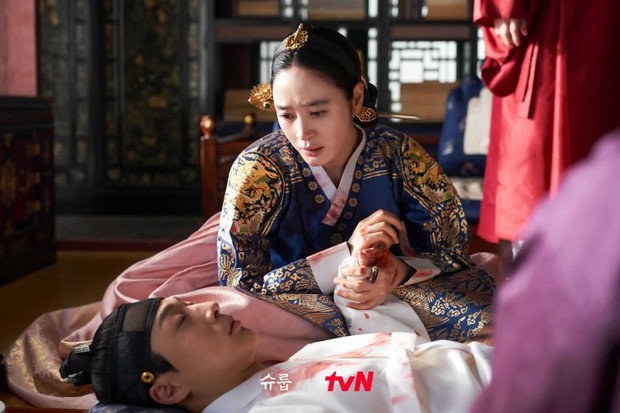 Perjuangan seorang ibu dalam karakter ratu Hwaryeong/Foto: hancinema.net Ratu Hwaryeong dan pangeran mahkota.