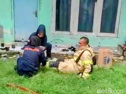 2 Petugas PMK Bondowoso Dilarikan ke Puskesmas gegara Tersengat Tawon Vespa