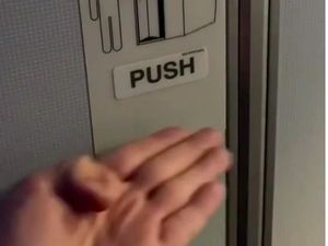 Pramugari Beberkan Rumor Seks di Toilet Pesawat