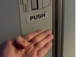 Etika ke Toilet Pesawat Saat Duduk di Kursi Jendela