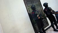 Potret Brimob Bersenjata Jaga Sidang Ferdy Sambo