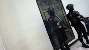 Potret Brimob Bersenjata Jaga Sidang Ferdy Sambo