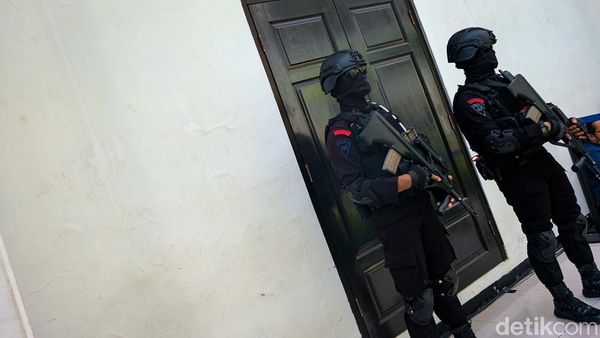 Potret Brimob Bersenjata Jaga Sidang Ferdy Sambo