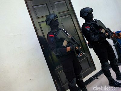 Potret Brimob Bersenjata Jaga Sidang Ferdy Sambo