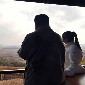 Potret Presiden Kim Jong Un dan putrinya di peluncuran rudal