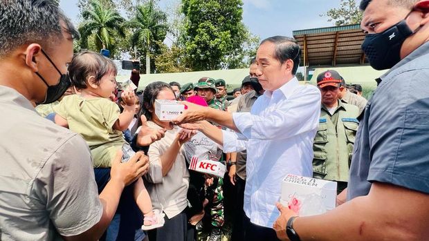 Presiden Joko Widodo meninjau langsung lokasi terdampak gempa bumi, di Kabupaten Cianjur, Provinsi Jawa Barat, pada Selasa, 22 November 2022. Dalam kesempatan tersebut, Presiden mengunjungi tenda pengungsian di Taman Prawatasari yang menjadi tempat tinggal sementara para warga yang terdampak gempa bumi.