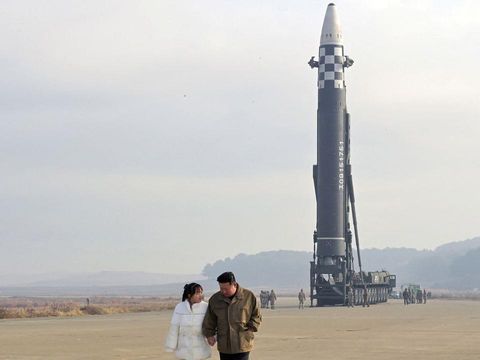 Presiden Kim Jong Un bersama putrinya di peluncuran rudal