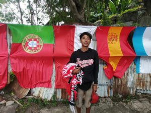 Manfaatkan Momen Piala Dunia, Pria Bandung Jualan Bendera ke Bali