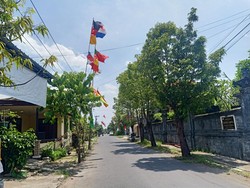 Demam Piala Dunia 2022, Warga Jembrana Penuhi Jalan dengan Bendera Asing