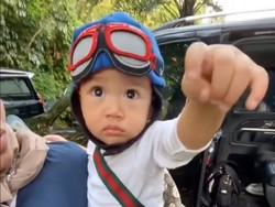 Gaya Imut Rayyanza Cosplay Jadi Pilot Pakai Tas Rp 9,8 Juta saat ke Qatar