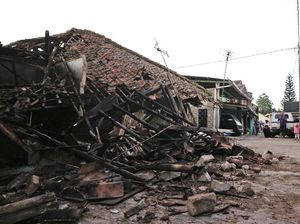 Saksi Mata Gempa Cianjur: Duka Korban Cari Keluarga Hilang Saksi Mata Gempa Cianjur: Duka Korban Cari Keluarga Hilang