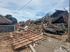Bertahan Hidup di Reruntuhan Gempa Cianjur