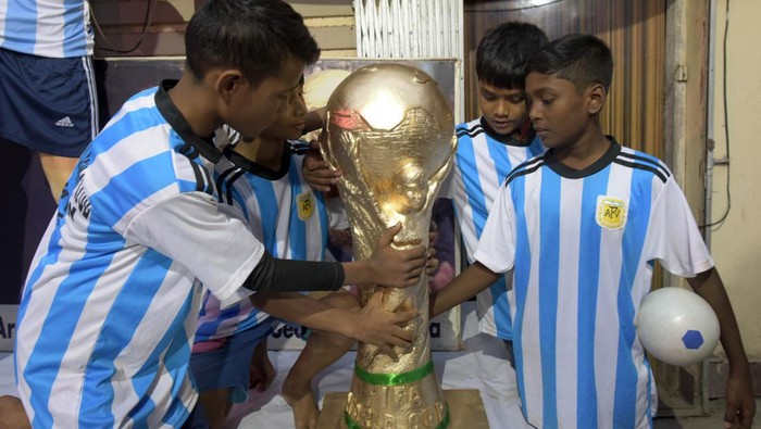 KOLKATA, INDIA - NOVEMBER 21: A North Kolkata neighbourhood (para) is decked up with FIFA World Cup 2022 theme, main focus on Brazil during Qatar World Cup 2022 on November 21, 2022 in Kolkata, India. (Photo by Samir Jana/Hindustan Times via Getty Images)