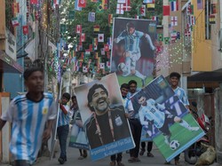 Anak-anak dengan semangat mengarak gambar para pemain ke jalanan untuk menyemarakkan Piala Dunia 2022.  