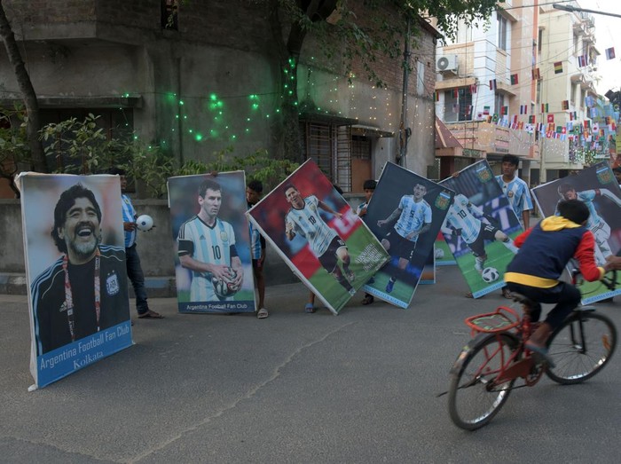 KOLKATA, INDIA - NOVEMBER 21: A North Kolkata neighbourhood (para) is decked up with FIFA World Cup 2022 theme, main focus on Brazil during Qatar World Cup 2022 on November 21, 2022 in Kolkata, India. (Photo by Samir Jana/Hindustan Times via Getty Images)