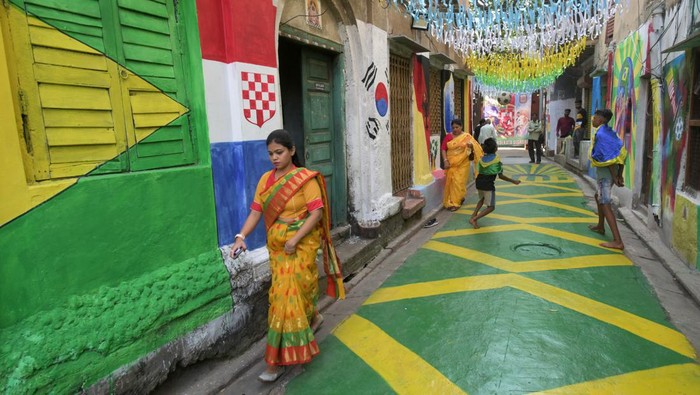 Semangat Menyambut Piala Dunia Hiasi Pemukiman di India KOLKATA, INDIA - NOVEMBER 21: A North Kolkata neighbourhood (para) is decked up with FIFA World Cup 2022 theme, main focus on Brazil during Qatar World Cup 2022 on November 21, 2022 in Kolkata, India. (Photo by Samir Jana/Hindustan Times via Getty Images)