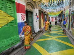 Sebuah permukiman dihias dengan tema Piala Dunia 2022 di Kolkata Utara, India, Senin (21/11/2022).  