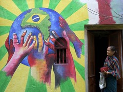 Diketahui sebagian besar warga di permukiman tersebut adalah penggemar klub sepakbola Brasil.  