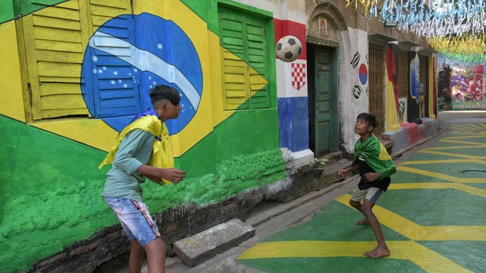 KOLKATA, INDIA - NOVEMBER 21: A North Kolkata neighbourhood (para) is decked up with FIFA World Cup 2022 theme, main focus on Brazil during Qatar World Cup 2022 on November 21, 2022 in Kolkata, India. (Photo by Samir Jana/Hindustan Times via Getty Images)