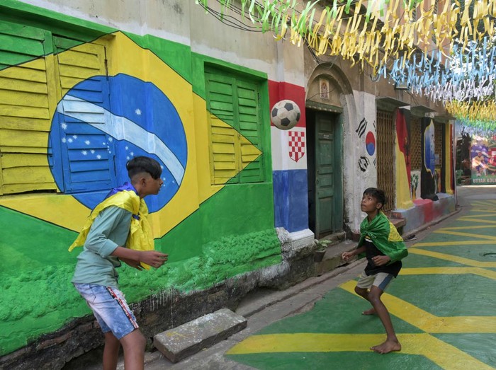 KOLKATA, INDIA - NOVEMBER 21: A North Kolkata neighbourhood (para) is decked up with FIFA World Cup 2022 theme, main focus on Brazil during Qatar World Cup 2022 on November 21, 2022 in Kolkata, India. (Photo by Samir Jana/Hindustan Times via Getty Images)