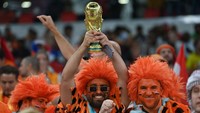 Suporter Belanda juga tak mau kalah heboh dengan fans Senegal. Foto: AFP via Getty Images/GLYN KIRK
