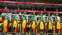 Keriuhan suporter memang tetap terasa pada awal gelaran Piala Dunia di Qatar kali ini, seperti dalam laga Senegal Vs Belanda. Foto: AP/Petr David Josek