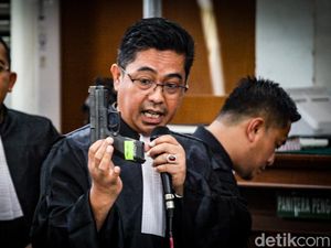 Di Sidang Sambo, Jaksa Tunjukkan Barang Bukti Pistol HS 9 hingga Glock 17