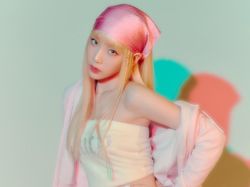 Adu Gaya Seleb K-Pop Kenakan Outfit Tema Y2K, Ada Jennie-Wonyoung IVE