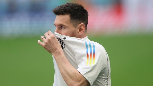 Soccer Football - FIFA World Cup Qatar 2022 - Group C - Argentina v Saudi Arabia - Lusail Stadium, Lusail, Qatar - November 22, 2022  Argentina's Lionel Messi during the warm up before the match REUTERS/Carl Recine