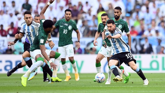 SOCCER-WORLDCUP-ARG-SAU/REPORT Soccer Football - FIFA World Cup Qatar 2022 - Group C - Argentina v Saudi Arabia - Lusail Stadium, Lusail, Qatar - November 22, 2022 Argentina's Lionel Messi and Angel Di Maria look dejected after the match REUTERS/Marko Djurica