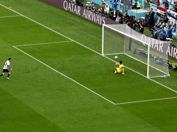 Lionel Messi bawa Argentina unggul dari titik penalti di menit ke-10.