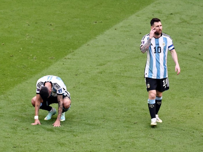Soccer Football - FIFA World Cup Qatar 2022 - Group C - Argentina v Saudi Arabia - Lusail Stadium, Lusail, Qatar - November 22, 2022  Argentina's Lionel Messi and Angel Di Maria look dejected after the match REUTERS/Marko Djurica
